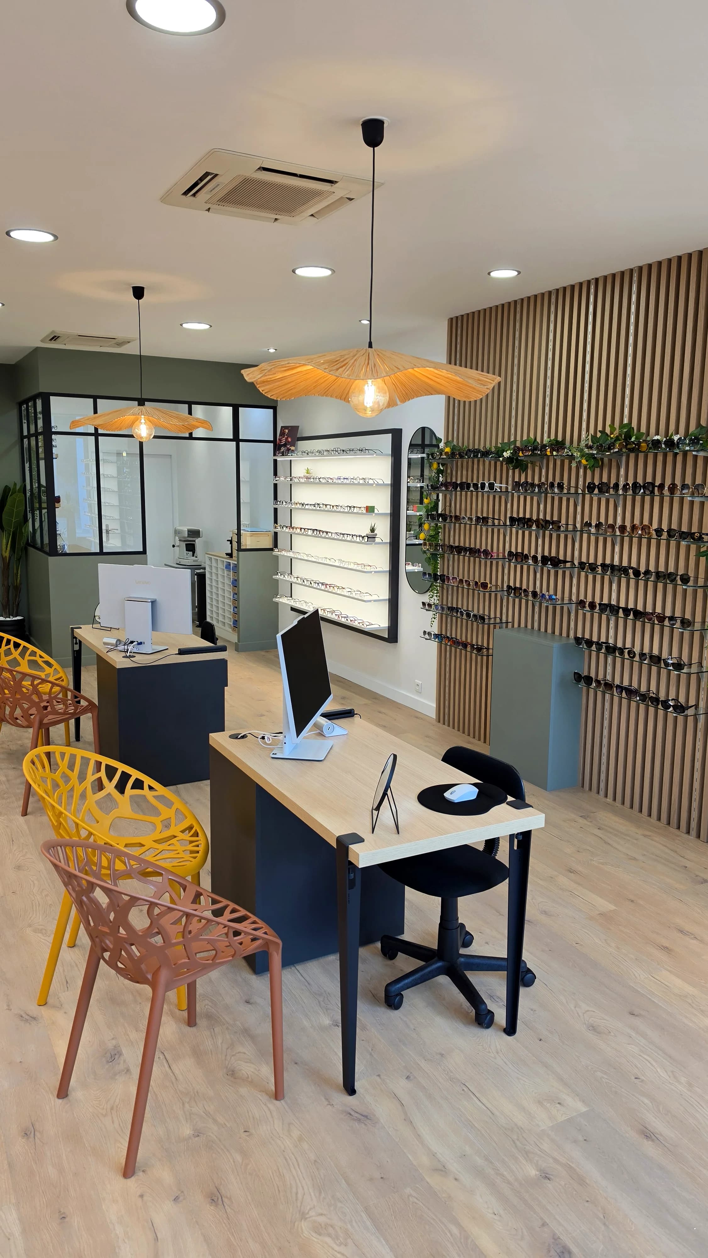 Intérieur de la boutique Leader Optic à La Rochelle
